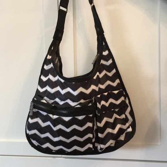 thirty-one Handbags - Explorista Crossbody in Black Chevron